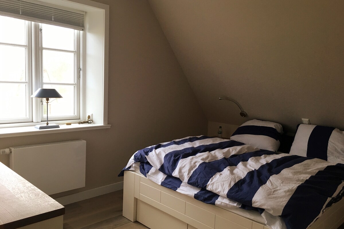 Dormitorio 1 en un acogedor techo inclinado