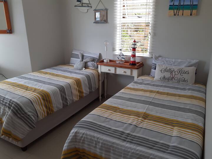 Chambre avec deux lits simples