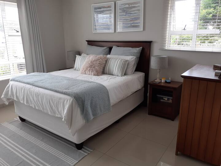 Chambre principale avec lit Queen Size