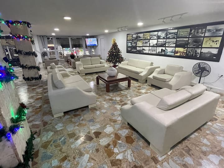 Фоайе на входа на нашата сграда.  Красив декор и мебели.  Невероятна входна и асансьорна банка.