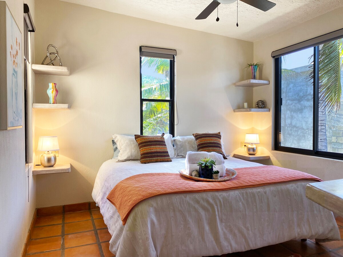 Palmat e lëkundura dhe një pamje e qetë e oborrit e bëjnë këtë dhomë ideale për të fjetur!