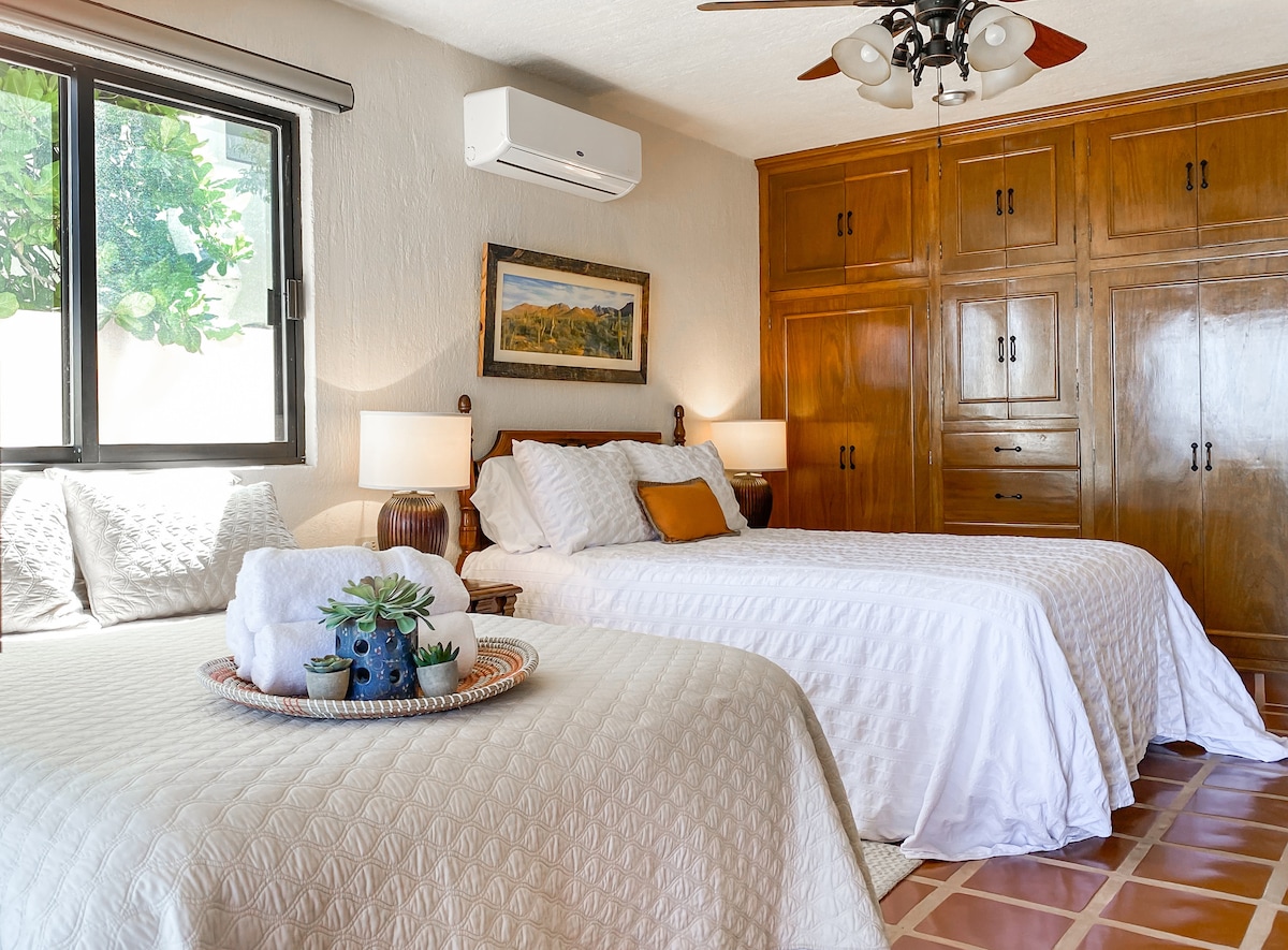 Dhe, shumë hapësirë për ruajtje dhe hapësirë, me shumë dritë...