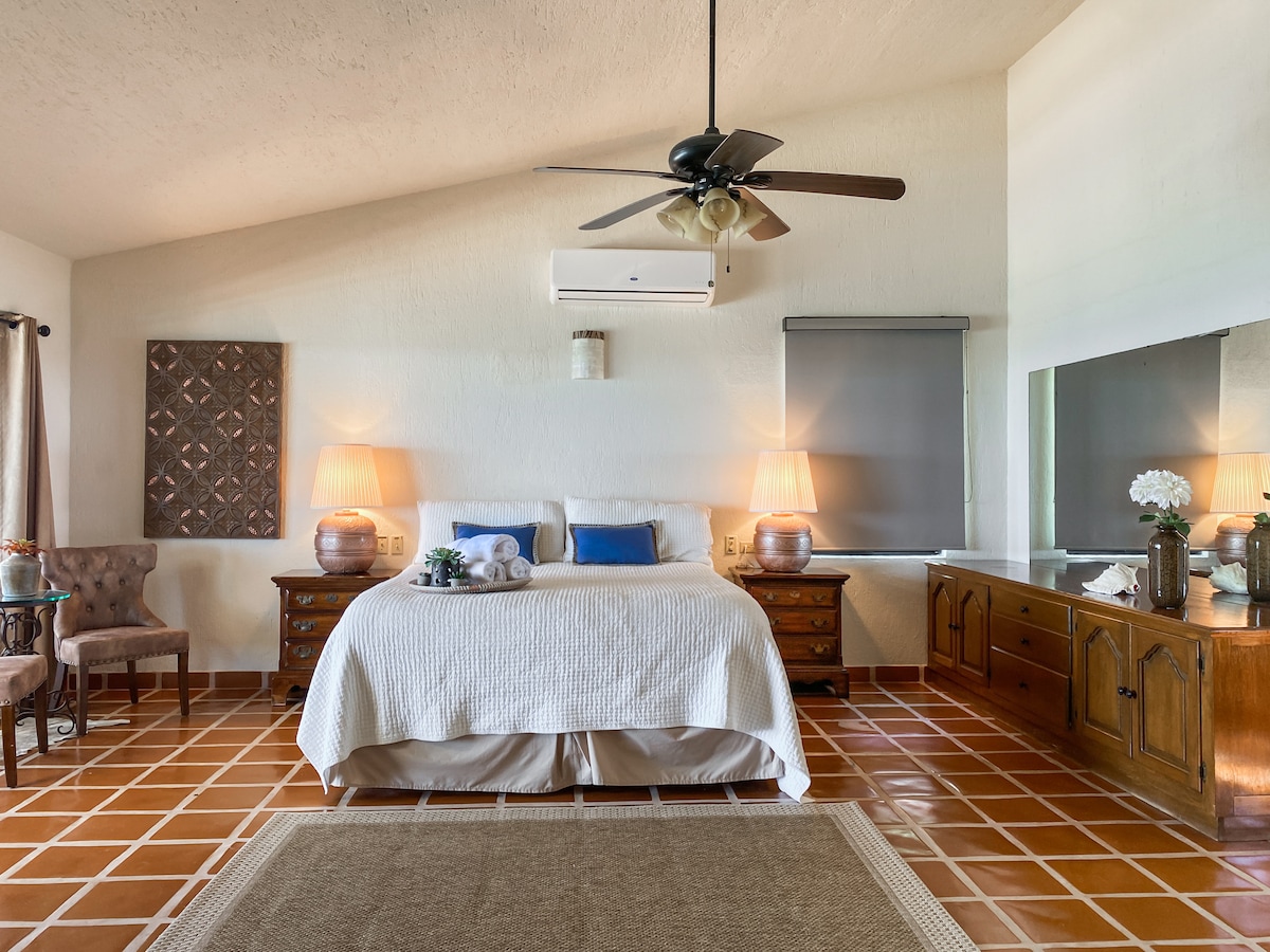 Oborri i sipërm hapet drejtpërdrejt në një suitë të hijshme kryesore...