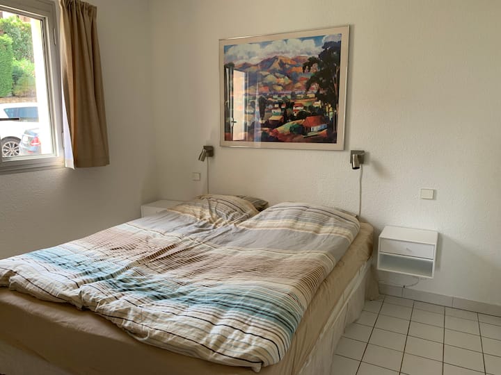 独立卧室，配有空调、大床和许多内置衣柜。