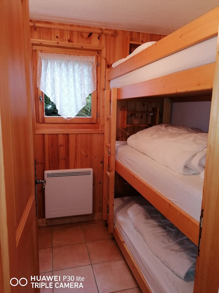 חדר שינה 2 עם 3 80x190 מיטות וארון