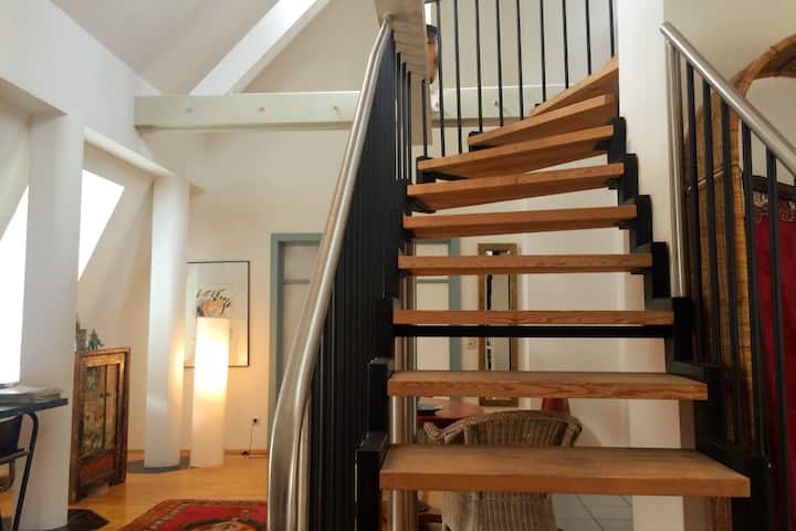 اصعد الدرج ببراعة إلى المعرض