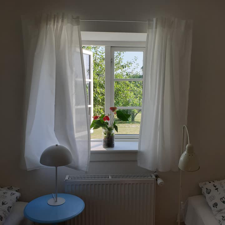 ห้องพักมองเห็นทุ่งนาและต้นแอปเปิ้ล