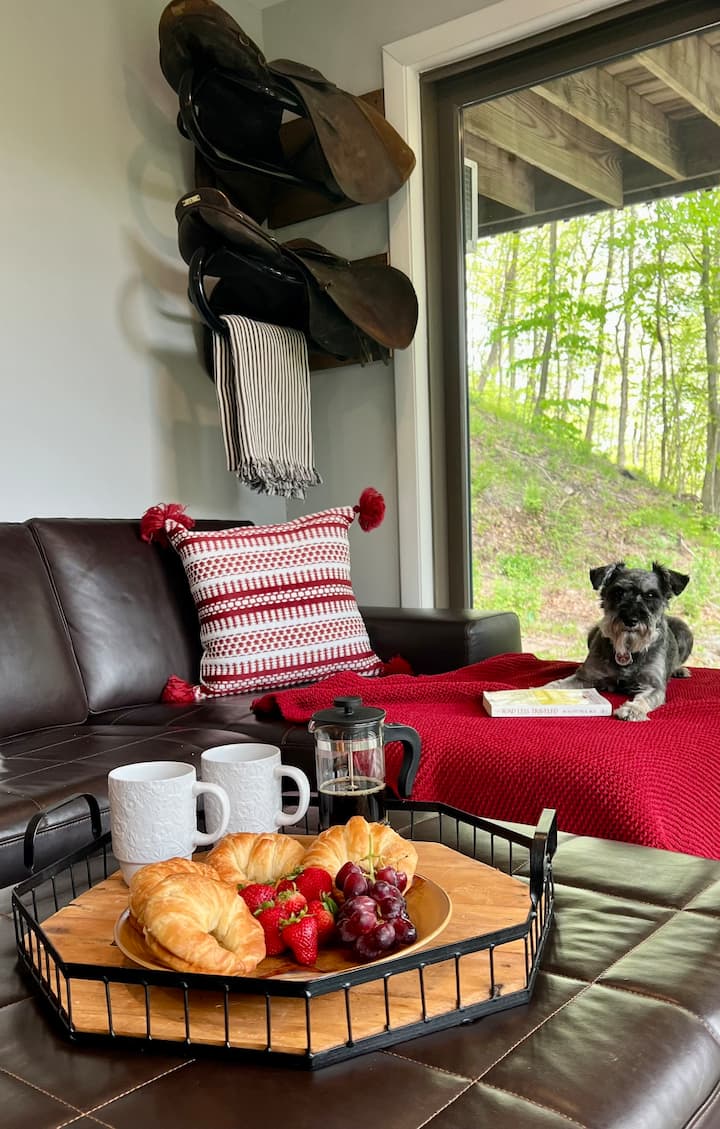 يمكن للأريكة الجلدية والعثماني أن يناموا بشكل مريح عند دفعهم معًا.