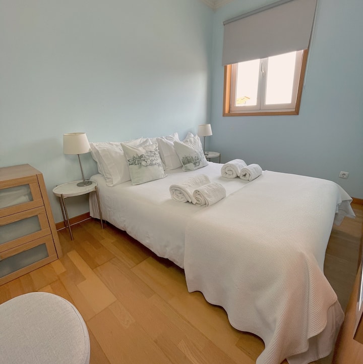 Dhoma e dytë e gjumit për dy persona me pamje nga tarraca. 