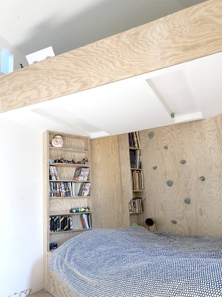 卧室3/2张双层床，顶层床只能通过攀爬插座进入。 