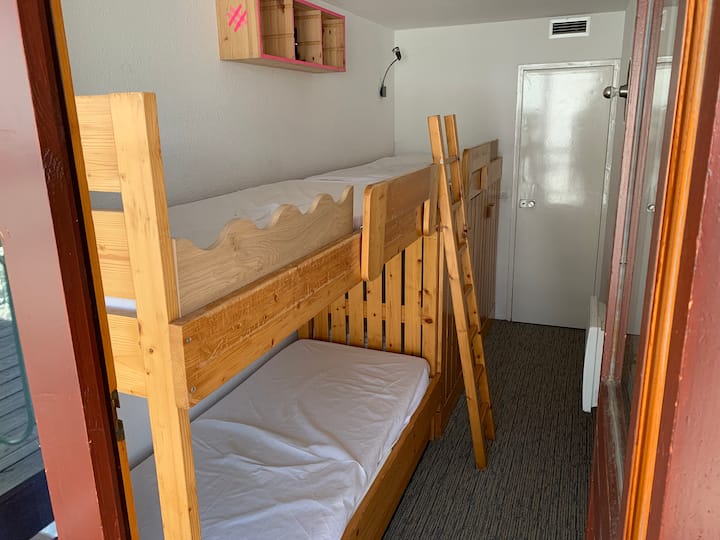 Habitación separada con tres literas