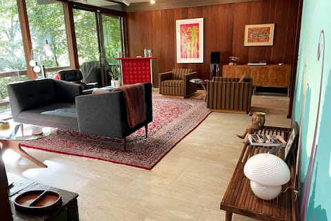 Stunning MCM Oasis walk to hot spots, nature trail