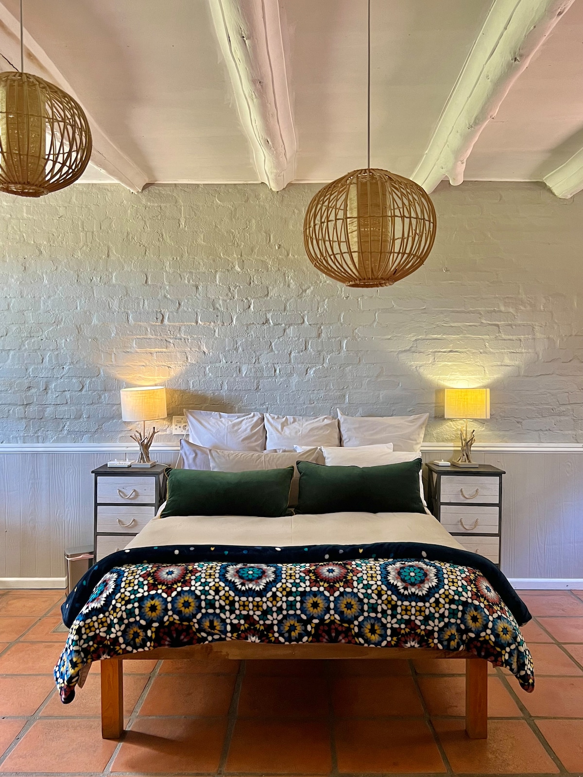 Chumba cha kulala cha nne ndani ya nyumba. Kitanda cha malkia kilicho na vitanda vya ziada kwenye picha inayofuata ili ufuate...