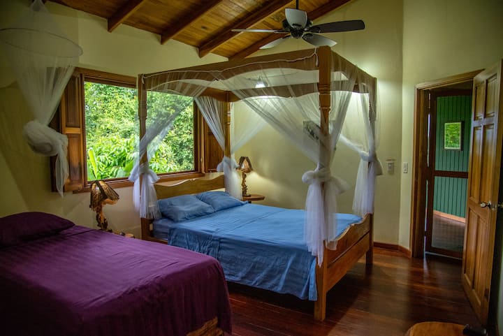 غرفة نوم النزلاء 2 تضم سرير كوين وسرير فردي