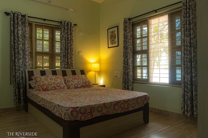 Брачен кревет (широк 150-179 см) за мирен престој по ден поминат на сонце !!!

Соба со убав поглед!!!