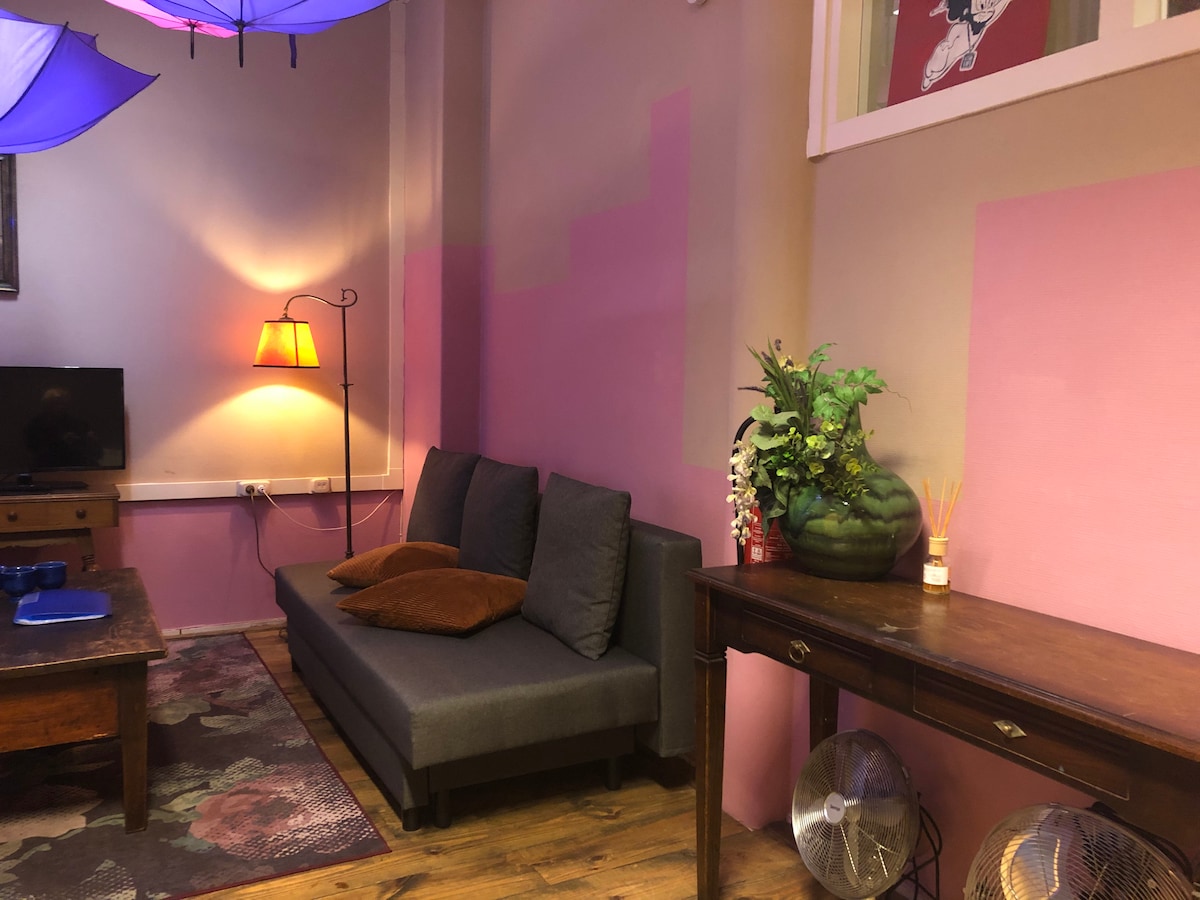 Top performing Airbnb: Rotterdam C. Fun house garden sheds as bedrooms. in Stadsdriehoek