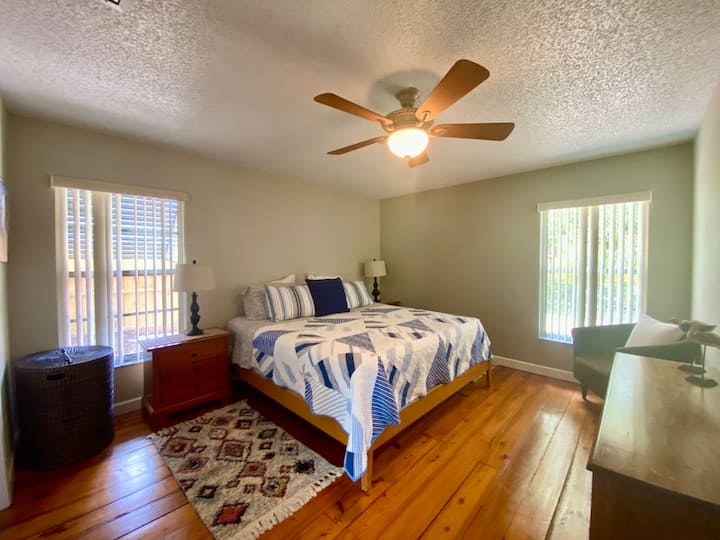 Dormitorio principal con cama tamaño king. El vestidor y el baño están conectados.