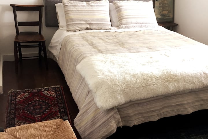 Queen size foam mattress bed