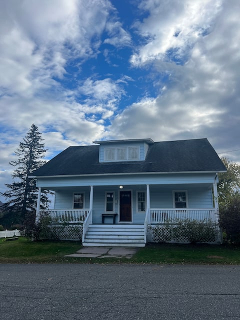 Charming 4 bd/2 bth home near Williston