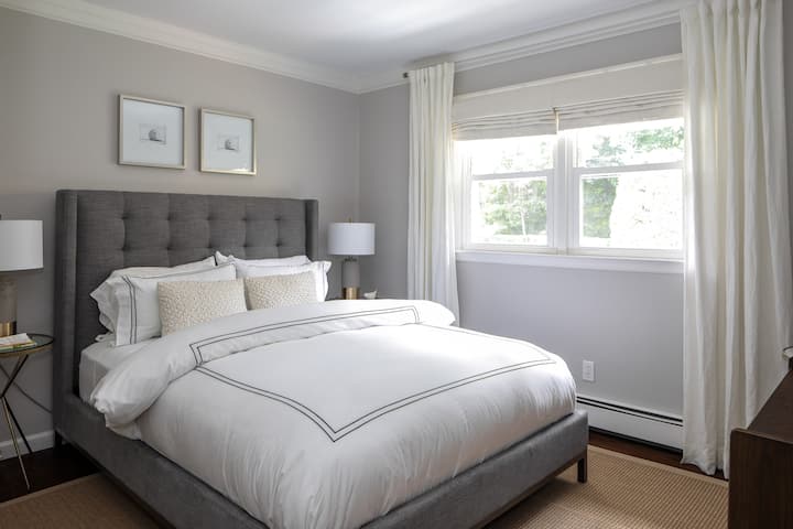 غرفة نوم الضيوف 
بمكتب سرير بحجم

وسط خزانة مخصصة