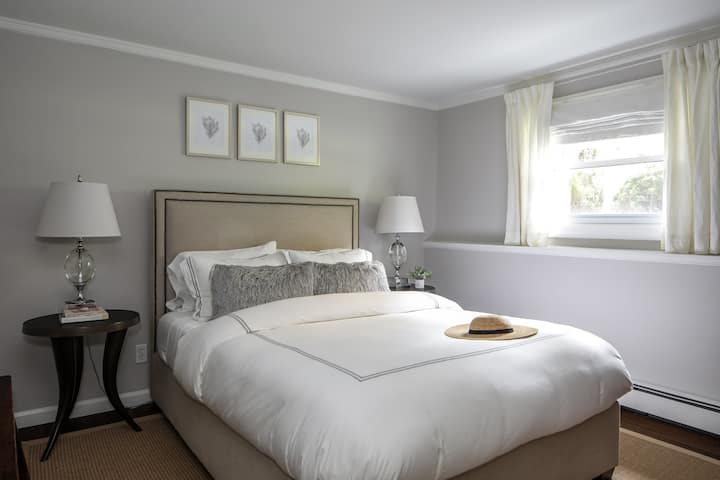 غرفة نوم الضيوف في الطابق السفلي
بسرير كبير