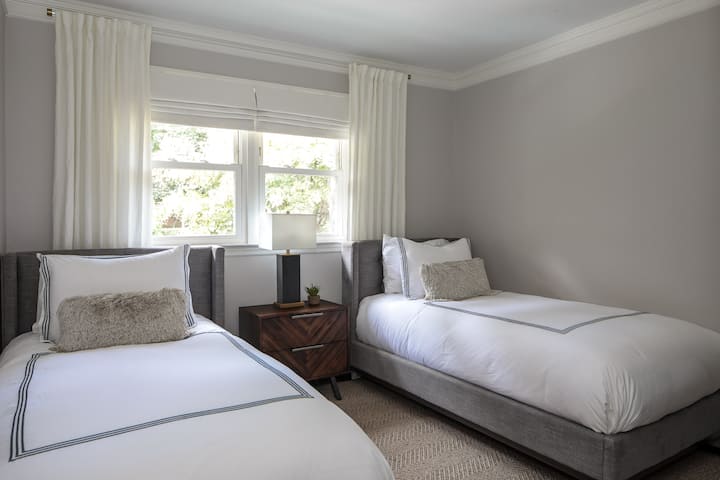 خزانة مخصصة لغرفة نوم الضيوف 
بسريرين مزدوجين
