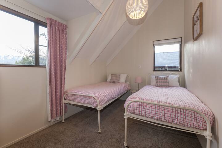 Dormitorio rosa, dos camas individuales