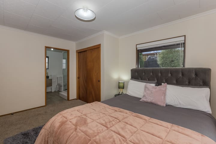 Dormitorio en la planta baja con baño privado.