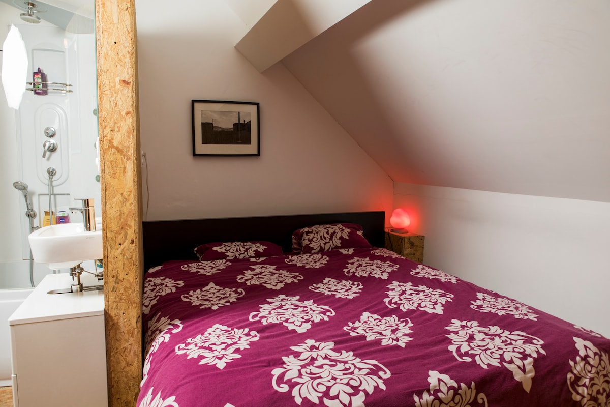 De slaapkamer bevindt zich op de tweede verdieping.