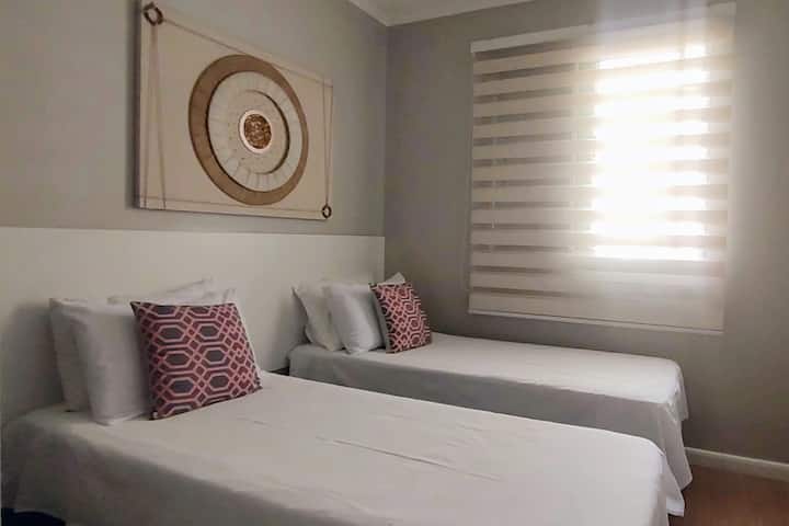 Dhomë gjumi 1 me krevat tek