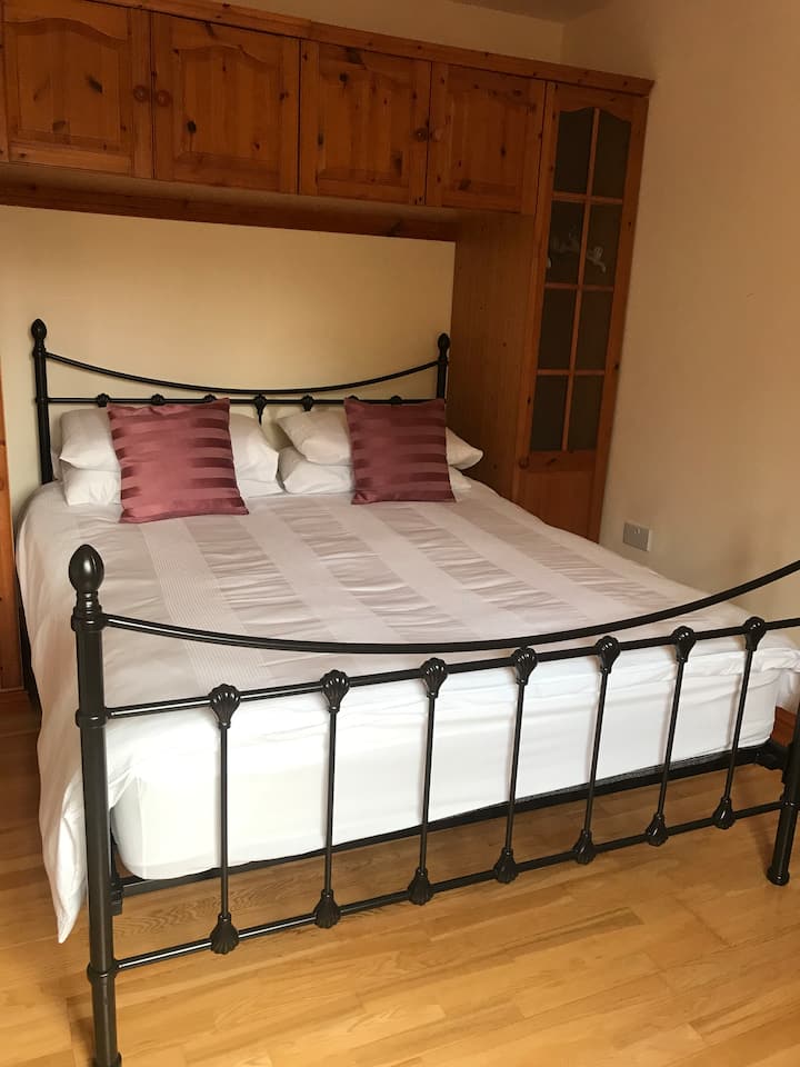 ห้องนอน 2 ชั้นล่างเตียงขนาดคิงไซส์พร้อมห้องน้ำในตัว 