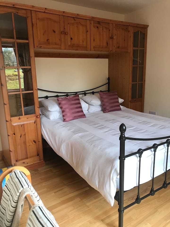 ห้องนอน 2 พร้อมเตียงคิงไซส์
ลงบันไดพร้อมห้องน้ำในตัว 