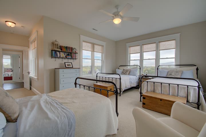 Bunkroom comfortably sleeps six