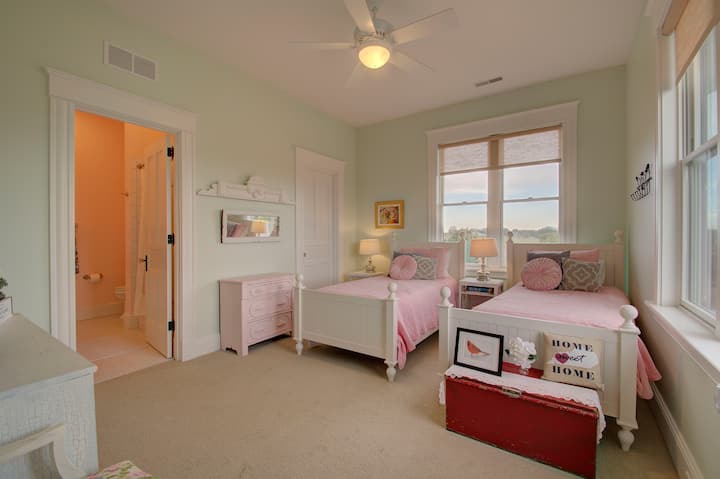 Girl's bedroom