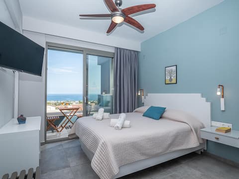 SEA VIEWS, POOL, HOMEY
