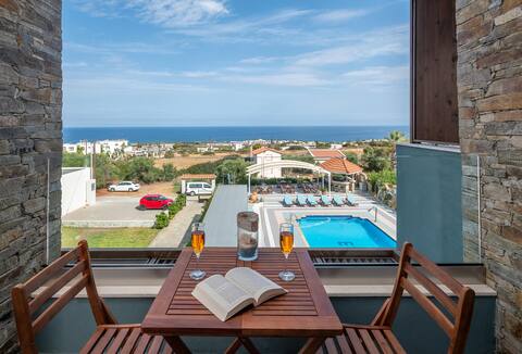 Top floor Panoramic views large balcony for 6