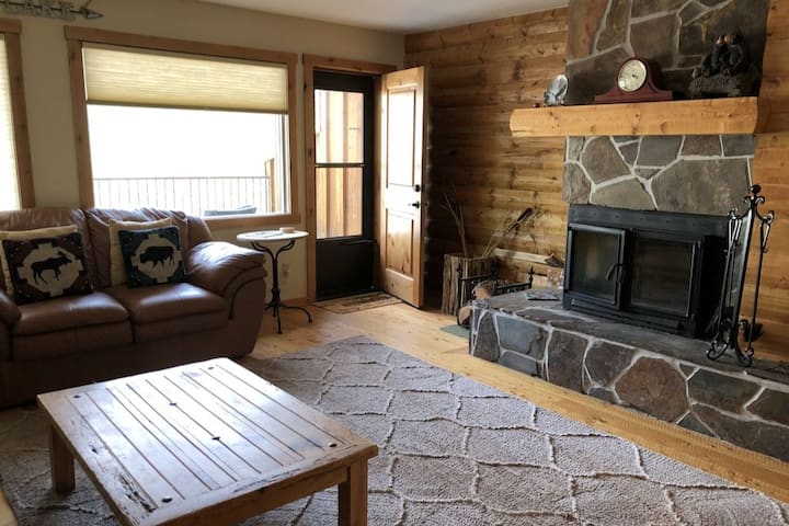 גישה לסלון ולמרפסת