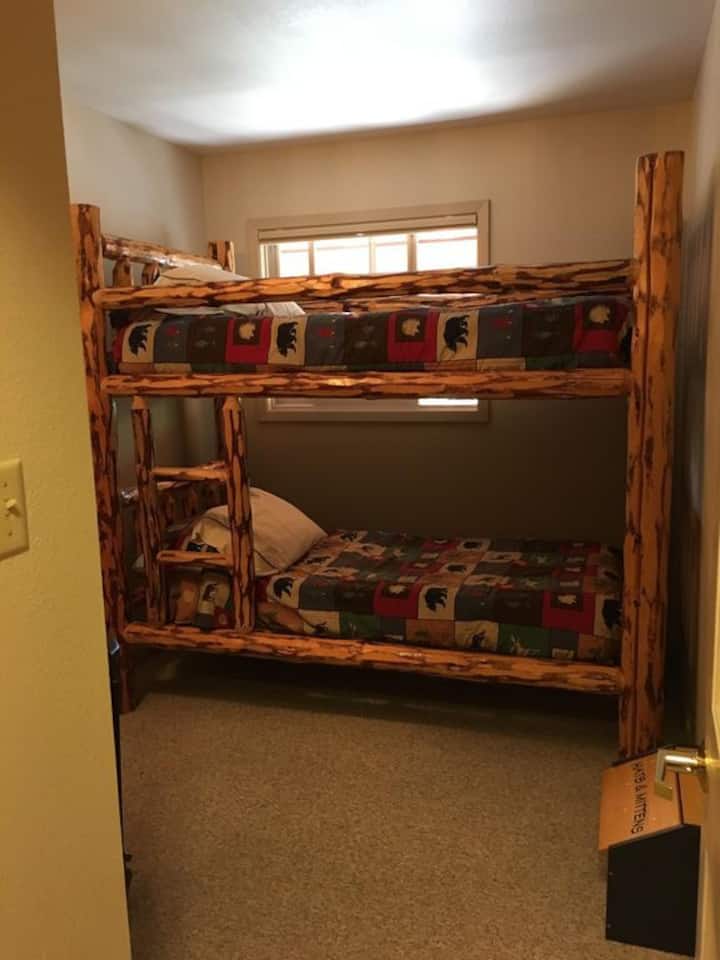 חדר עם שתי מיטות קומתיים