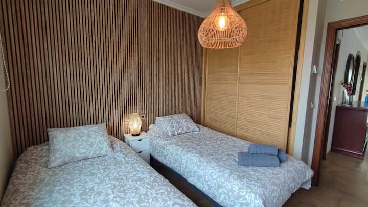 Dormitorio con 2 camas de matrimonio con armario grande