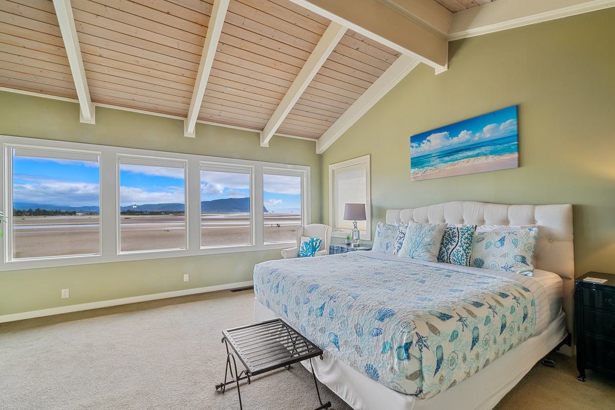 ห้องนอนใหญ่ชั้นหลักมีเตียงคิงไซส์มองเห็นหัว Tillamook ปากอ่าวมหาสมุทรและเทือกเขา  อยู่บนปากน้ำที่คุณสามารถดูกระแสน้ำไหลเข้าและออกได้  นี่คือสิ่งที่ทำให้ทำเลที่ตั้งของบ้านหลังนี้พิเศษมาก