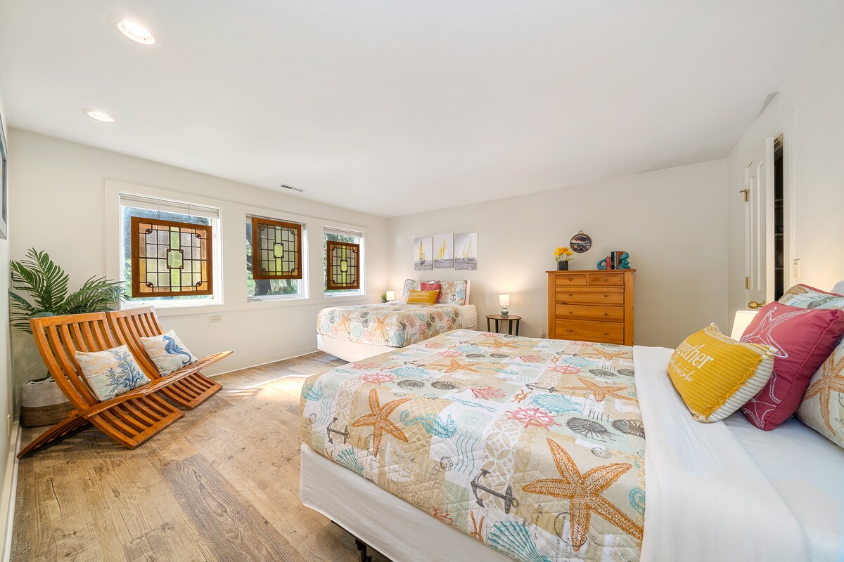 ห้องนอนที่ 3 อยู่ชั้นล่างและมีเตียงขนาดควีนไซส์ 2 เตียง