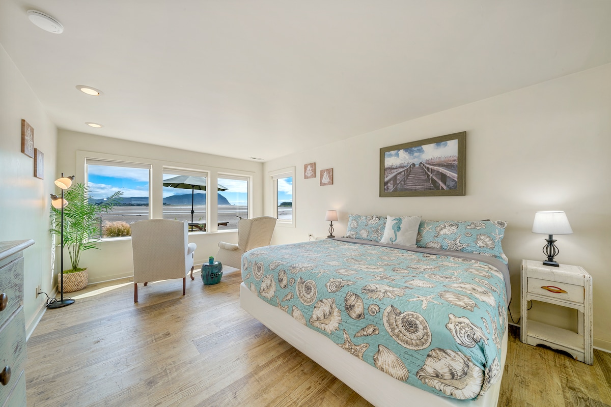 ห้องนอนใหญ่ห้องที่ 2 อยู่ชั้นล่างและมีเตียงขนาดคิงไซส์และวิวปากแม่น้ำและน้ำที่ไม่มีสิ่งกีดขวาง 