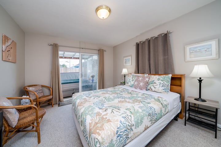 Third bedroom with queen-sized bed, sleeps 2