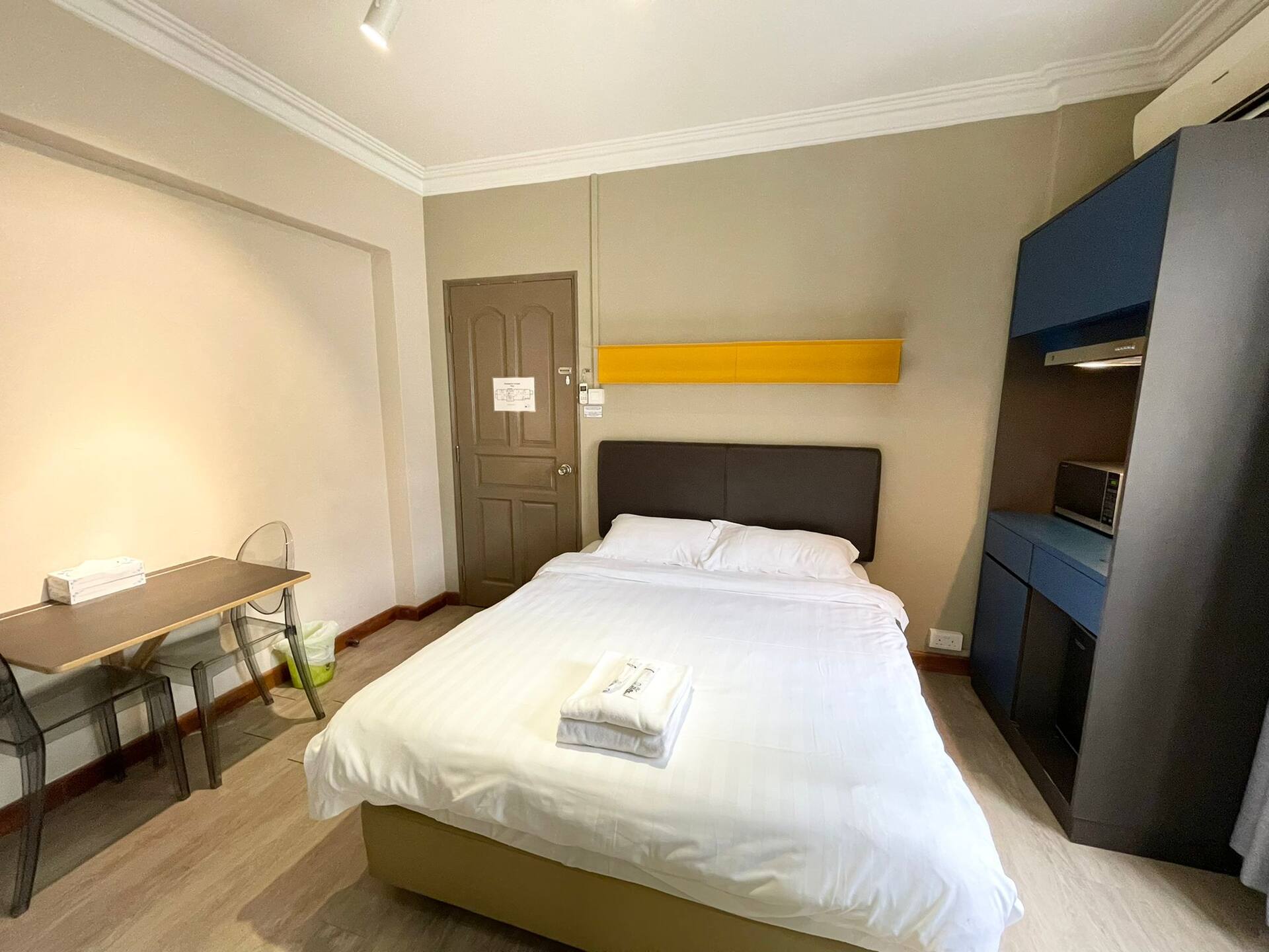 Small Studio Apartment In Orchard Road (200 sqft)