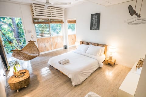 Ocean Nest: Pet Friendly, AC, Breakfast, Monkeys!