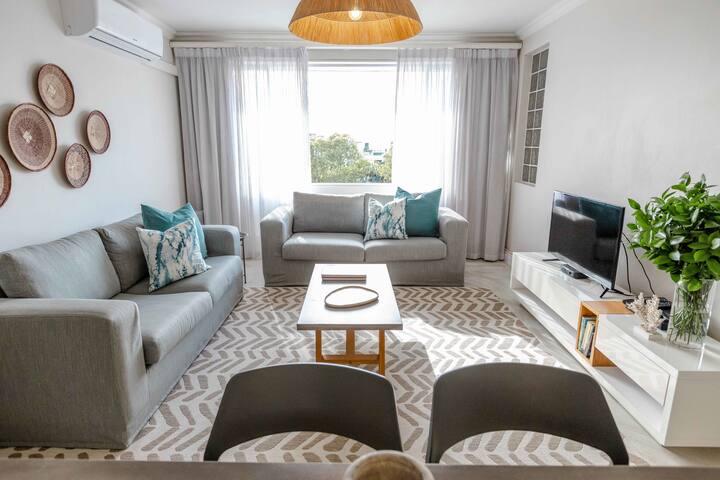 Spacious, bright Green Point apartment gallery image 5