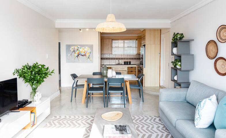 Spacious, bright Green Point apartment gallery image 4