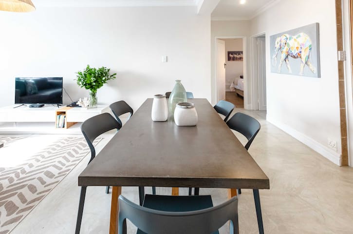 Spacious, bright Green Point apartment