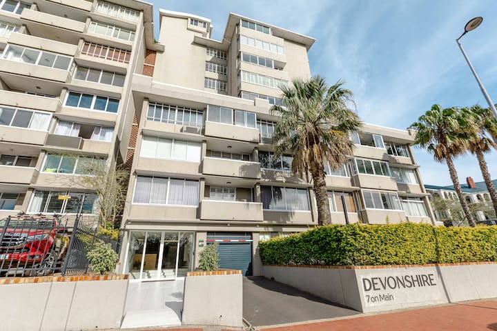 Spacious, bright Green Point apartment gallery image 2