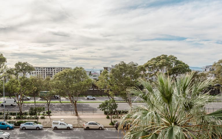 Spacious, bright Green Point apartment gallery image 3